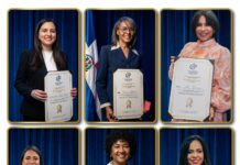 KLK SDE CDP distingue a destacadas integrantes de CIPESA en gala de reconocimiento a la prensa celebrada en el Teatro Nacional.