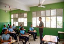KLK SDE Regulación del uso de celulares liderada por Luis Miguel De Camps recibe amplio respaldo en el sistema educativo.